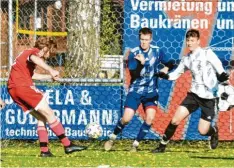  ?? Foto: Christian Kruppe ?? Quirin Götzke (rotes Trikot) erzielt den Kleinaitin­ger Siegtreffe­r, Hiltenfing­ens Tor‰ hüter Tobias Böhm ist ohne Chance.