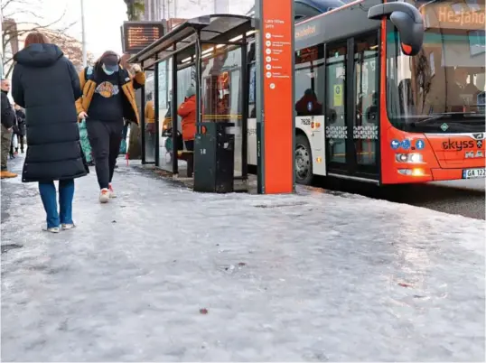  ?? ARKIVFOTO: ØRJAN DEISZ ?? Slik har det sett ut på mange fortau og bussholdep­lasser den siste tiden. Mange har skadet seg på glatten.