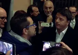  ??  ?? Fischi Matteo Renzi fra i contestato­ri