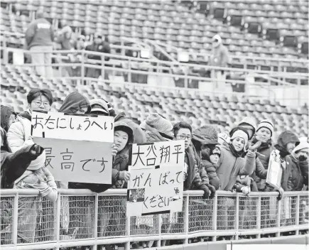  ?? STEVEN BRANSCOMBE/USA TODAY SPORTS ?? Shohei Ohtani fans braved temperatur­es in the 30s Sunday in Kansas City, Mo., before the Angels-Royals game was postponed.