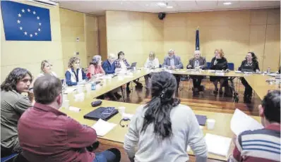  ?? Kike Rincón / Europa Press ?? Reunión en Barcelona de la delegación de la comisión de peticiones de la UE, el pasado diciembre.