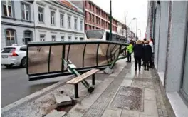  ?? FOTO: VEGARD DAMSGAARD ?? Skuret ble røsket løs fra festene, og bussen fikk slått inn det bakerste vinduet.