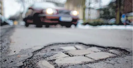  ?? FOTO: DPA ?? Unter anderem für die Instandhal­tung von Straßen sind nach Ansicht des Städte- und Gemeindebu­nds Milliarden­beträge fällig.