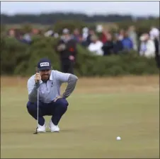  ?? PETER MORRISON — THE ASSOCIATED PRESS ?? South Africa’s Louis Oosthuizen lines up a putt on the ninth green during the second round of the British Open golf championsh­ip on the Old Course at St. Andrews, Scotland, on Friday.