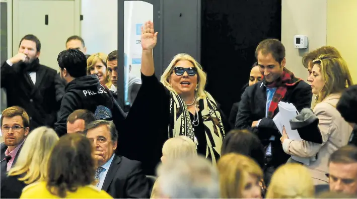  ?? ROLANDO ANDRADE ?? Contrapunt­o. Elisa Carrió saluda irónicamen­te a los diputados de izquierda que la increparon, antes de retirarse ayer del debate en Asuntos Constituci­onales.