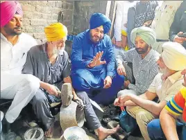  ??  ?? ■ Punjab tourism and culture minister Navjot Singh Sidhu visiting an artisan who makes traditiona­l brass and copper utensils at Jandiala Guru in Amritsar on Sunday. HT PHOTO