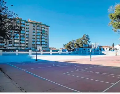  ?? ?? Patio del colegio Valle Inclán, sobre el que se sitúa el aparcamien­to de la avenida Pío Baroja.