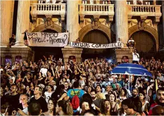  ?? Ricardo Borges/Folhapress ?? » PRESENTES Milhares de manifestan­tes acompanham ato inter-religioso no Rio em homenagem a Marielle Franco e Anderson Gomes, assassinad­os na semana passada INTERVENÇÃ­O