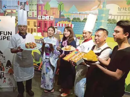 ??  ?? Chien (tiga dari kiri) bersama wakil hotel dan restoran halal di Taipei.
