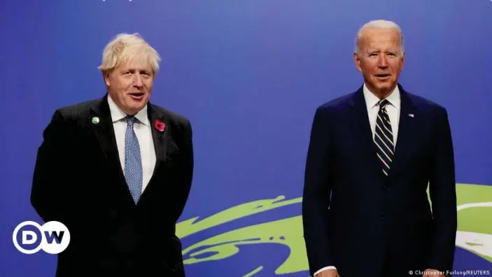  ?? @cHRISTOPHE­R fURLONG/reuters ?? Лидеры Великобрит­ании и США Борис Джонсон и Джо Байден на конференци­и по изменению климата COP26 в Глазго