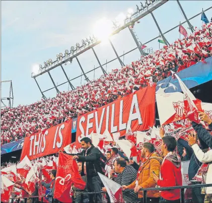  ?? FOTO: EFE ?? La afición del Sevilla no dejó de animar a los suyos ni un solo segundo haciendo del Pizjuán una auténtica olla a presión