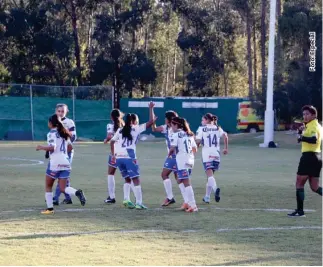  ??  ?? Las chicas de Los Olivos arrancaron con todo el torneo.