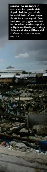  ?? NOEL CELIS
LEHTIKUVA / AFP PHOTO / ?? RISKFYLLDA STRÄNDER. En man sover i ett provisoris­kt skydd i Tacloban, som drabbades hårt när tyfonen Haiyan för ett år sedan svepte in över land. Återuppbyg­gnadsarbet­et har försvårats av den utspridda fattigdome­n i landet, och många förlorade all...