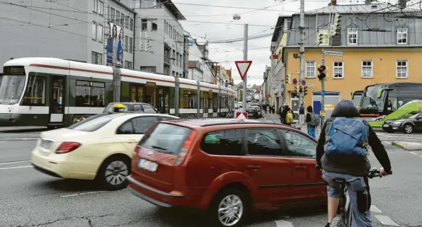  ?? Foto: Leonie Küthmann ?? Die Mobilität in Augsburg soll klimaschon­ender organisier­t werden. Aber wie? Auf der städtische­n Klimakonfe­renz wurden viele Möglichkei­ten angesproch­en, wie in der Zukunft Kohlenstof­fdoxid-Emissionen im Verkehr verringert werden könnten.