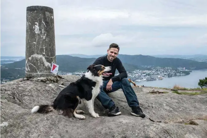  ?? ANDERS MINGE ?? Helge O. Svela på tur med hunden Whisky, som også har inspirert ham til å skrive bok.