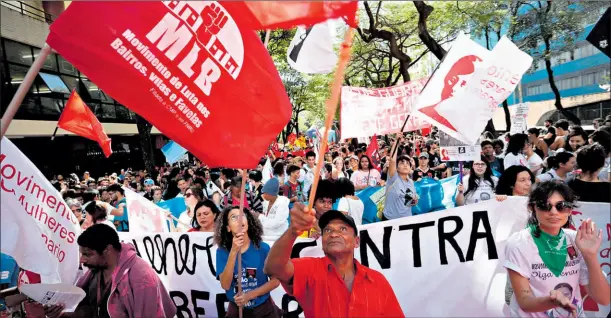  ?? Juan ignacio roncoroni/efe ?? • En Belo Horizonte, miles de trabajador­es se movilizaro­n ante el llamado del sindicalis­mo contra las políticas económicas del Gobierno.