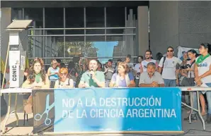  ?? JUAN OBREGON ?? CONTRA EL AJUSTE. Conferenci­a porteña en el Polo Científico y reclamo