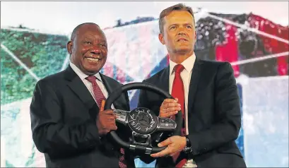  ?? Picture: MICHAEL PINYANA ?? AUSPICIOUS OCCASION: Markus Schaefer from Mercedes-Benz with President Cyril Ramaphosa pose for the camera in East London at the announceme­nt of a R10-billion plant extension yesterday