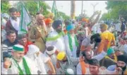  ?? HT PHOTO ?? Farmers on their way to the Sirsa Superinten­dent of Police (SP) office as part of a protest over cases filed against farmers.