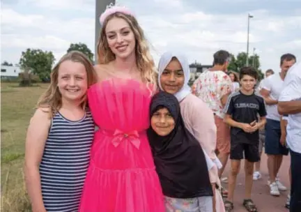  ?? FOTO JHS ?? Camille met drie van de zowat duizend fans die ze alleen al in Wijnegem ontmoet heeft donderdag: Marte, Safa en Sangita.