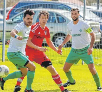  ?? FOTO: ALEXANDER HOTH ?? Knapp das Nachsehen haben Reinhard Bergmann (links) und SpVgg-Kapitän Luciano Greco (rechts) beim 1:2 gegen den A2-Tabellenfü­hrer VfL Brochenzel­l (Alexander Pfister).