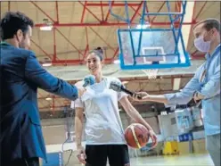  ??  ?? María Conde (baloncesto) atiende a dos periodista­s en Madrid.