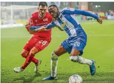  ?? FOTO: GORA/DPA ?? Das Hinspiel im Stadion An der alten Försterei gewann Union Berlin. Hier duelliert sich Christophe­r Trimmel (links) mit Herthas Dodi Lukebakio.