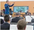  ?? Foto: Peter ?? Markus Peter dirigiert das Musikkorps der Bundeswehr. Das Konzert war zu  gleich der Abschluss seines Masterstud­i  ums Blasorches­terleitung.