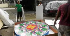  ?? —CONTRIBUTE­D PHOTO ?? Pampanga craftsmen pack a “parul” (Christmas lantern) that will be displayed as the country hosts the Associatio­n of Southeast Asian Nations summit.