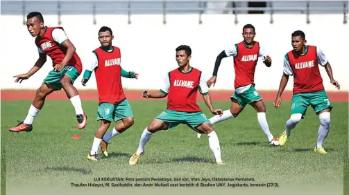  ??  ?? UJI KEKUATAN: Para pemain Persebaya, dari kiri, Irfan Jaya, Oktavianus Fernando, Thaufan Hidayat, M. Syaifuddin, dan Andri Muliadi saat berlatih di Stadion UNY, Jogjakarta, kemarin (27/2).