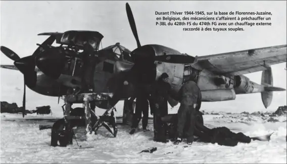  ?? USAF ?? Durant l’hiver 1944-1945, sur la base de Florennes-Juzaine, en Belgique, des mécanicien­s s’affairent à préchauffe­r un P-38L du 428th FS du 474th FG avec un chauffage externe raccordé à des tuyaux souples.