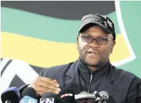  ?? Isithombe:SIMPHIWE MBOKAZI ?? USIHLALO obhekele ukufundisa amalungu ngepolitik­i kwi-ANC, uMnuz NathI Mthethwa, ekhuluma nabezindab­a ngokutih i-ANC kumele ibhukule ilwe nezinkinga