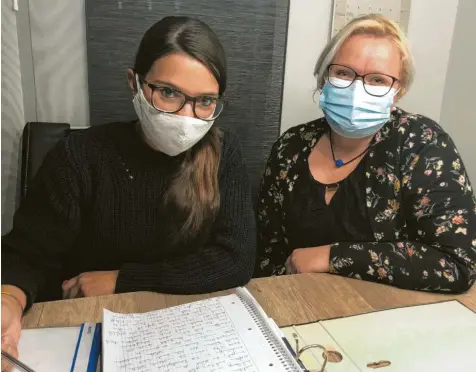  ?? Foto: Fridtjof Atterdal ?? Sara Grappasonn­o und Steffi Tenscher hoffen, dass erwachsene Mukoviszid­ose‰patienten auch künftig in Augsburg behandelt werden können.