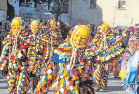  ?? FOTO: SUSI WEBER ?? Die Sonne lacht, die Narren auch – mit dabei beim 53. Ratzenried­er Narrenspru­ng waren auch die Leupolzer Knitzele.