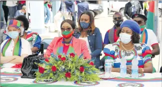  ?? Photo: Steven Klukowski ?? Swapo campaign… Prime Minister Saara Kuugongelw­a Amadhila, flanked by //Kharas regional governor Aletha Frederick (left) and Swapo’s Oranjemund district coordinato­r Marai Aludhilu at the party rally in Oranjemund.