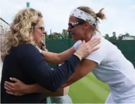  ?? FOTO BELGA ?? Dikke felicitati­eknuffel van Kiim Clijsters voor Kirsten Flipkens.