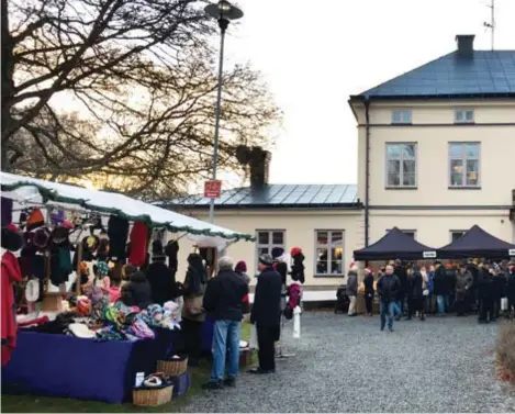  ?? FOTO: EVELINA HERTZ ?? Det kryllar av julmarknad­er i Västerort och Järfälla. Bland annat på Riddersvik­s gård. GODIS OCH HANTVERK.