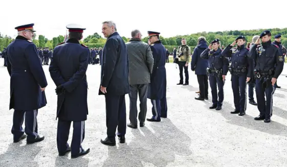  ?? Clemens Fabry ?? Kanzler Karl Nehammer bei der Ausmusteru­ng und Angelobung Wiener Polizisten vor dem Schloss Schönbrunn am Donnerstag dieser Woche.