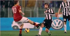  ?? PIERANUNZI ?? Il fallo di Francesco Totti su Andrea Pirlo in Roma-Juve 1-0