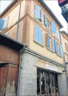  ??  ?? Une femme a été poignardée ici, au deuxième étage du 11 rue de la république