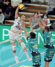  ??  ?? Schiacciat­a Dick Kooy in azione (foto Trentino volley)