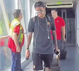  ??  ?? Solo. Neymar en El Prat, rumbo a la vión que llevaría Nueva York.