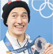  ??  ?? Patrick Chan souriant avec sa médaille d’argent.