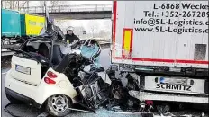  ?? FEUERWEHR HARPSTEDT ?? Der Smart-Fahrer wollte am Stauende noch auf die linke Spur wechseln und prallte gegen den Lkw.BILD: