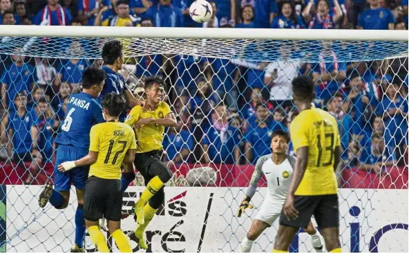  ?? — AP ?? Hard working defender: Malaysia’s Syahmi Safari (fourth from left) in action during the AFF Suzuki Cup second-leg semi-final match against Thailand at the Rajamangal­a Stadium in Bangkok on Wednesday