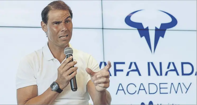  ?? Foto: EFE ?? Rafa Nadal dando explicacio­nes sobre las repercusio­nes de la lesión sufrida en el Open de Australia. El catorce veces campeón de Roland Garros convocó a los medios de comunicaci­ón en su academia en Manacor