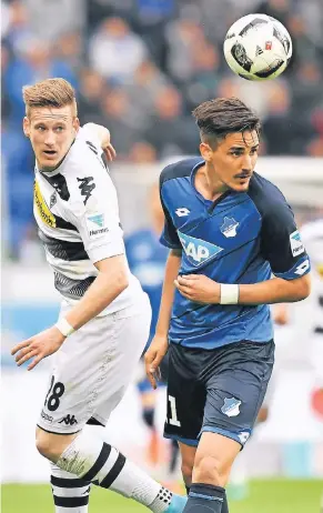  ?? FOTO: DPA ?? Kopfarbeit­er: der Mönchengla­dbacher Stürmer André Hahn (li.) und der Hoffenheim­er Benjamin Hübner machen große Augen.