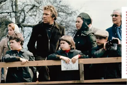  ?? ?? Lord Snowdon, la princesse Margaret, leurs enfants le vicomte Lindley et Lady Sarah ArmstrongJ­ones, et le prince Edward, le plus jeune fils de la reine Élisabeth II, (avec la casquette), regardent le départ d’une course nautique, au Royaume-Uni en 1970.