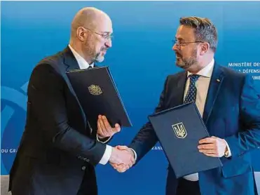 ?? Fotos: Christophe Olinger ?? Außenminis­ter Xavier Bettel (r., DP) und Denys Schmyhal, ukrainisch­er Premiermin­ister, unterzeich­neten im Außenminis­terium einen Kooperatio­nsvertrag.