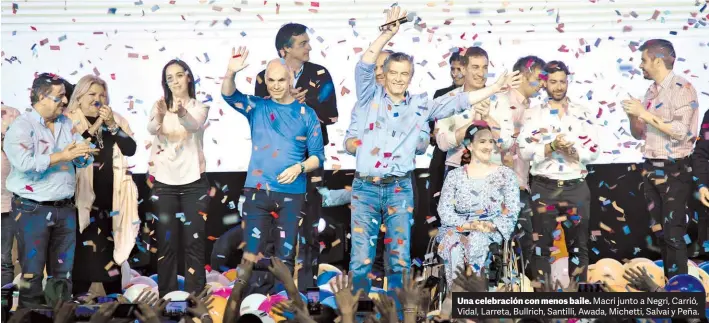  ??  ?? Una celebració­n con menos baile. Macri junto a Negri, Carrió, Vidal, Larreta, Bullrich, Santilli, Awada, Michetti, Salvai y Peña.